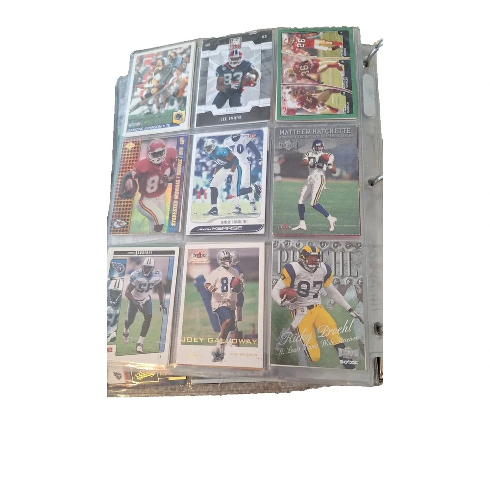 Trading‎ card book with football cards inside 118 cards